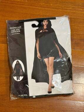 Fun World 68-Inch Hooded Cape Unisex New With Tags